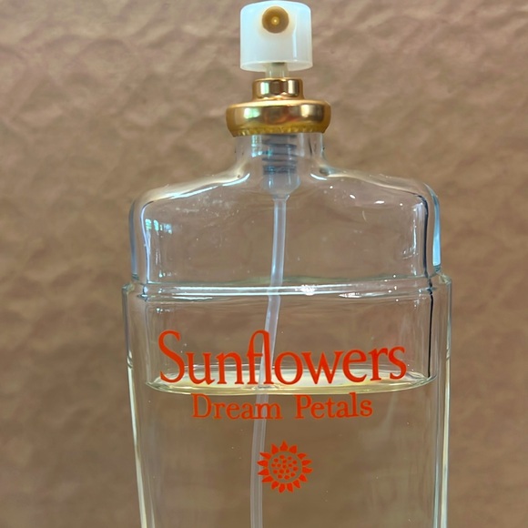 Sunflowers Dream Petals by
Elizabeth Arden 3.3fl oz 100ml
Spray Eau De Toilette - Picture 4 of 5